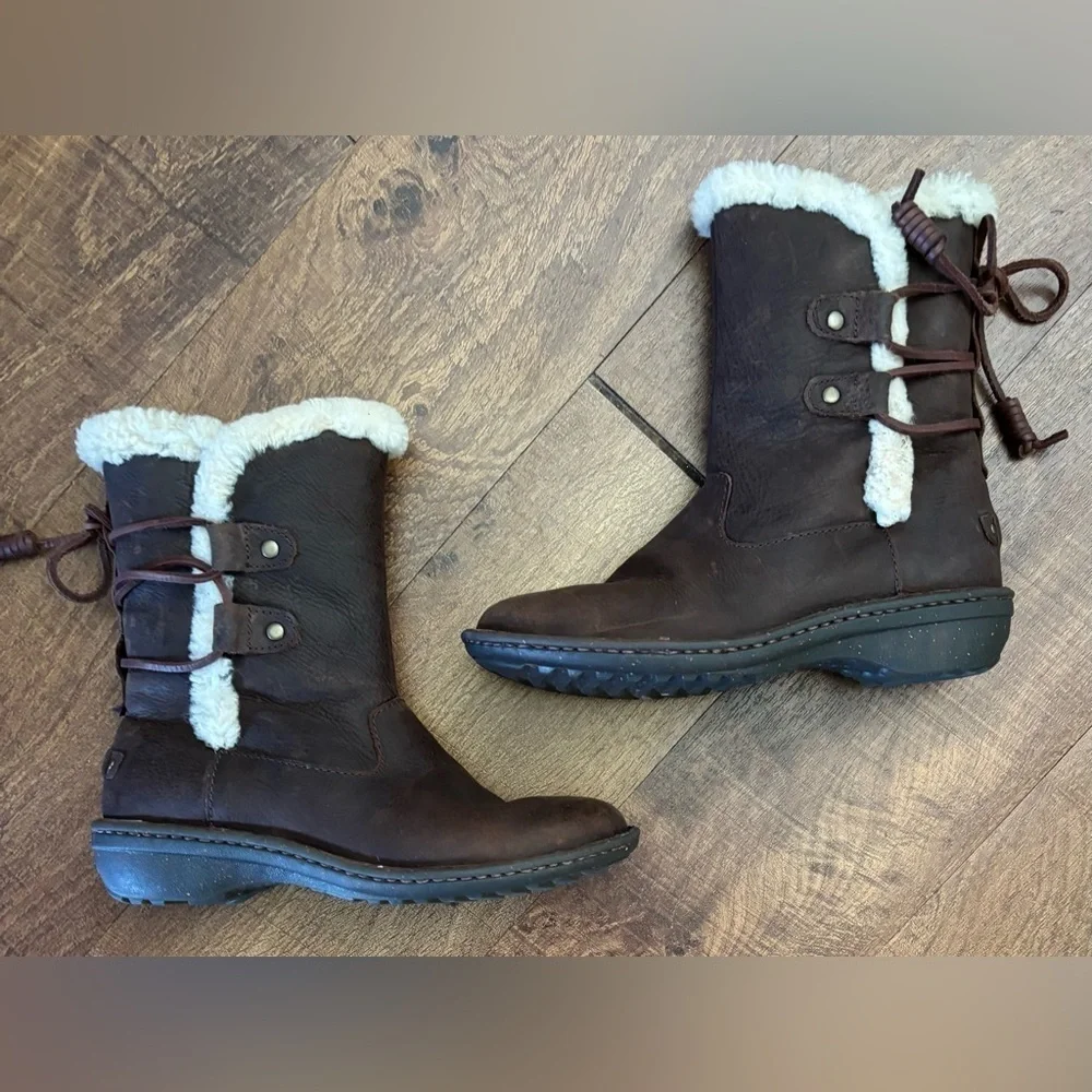 UGG akadia Womens leather boots shearling lining Sz 7